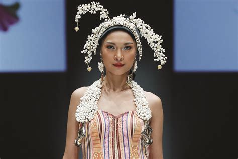  Jakarta Fashion Week 2018: A Symphony of Textiles, Tradition, and Trailblazing Talent